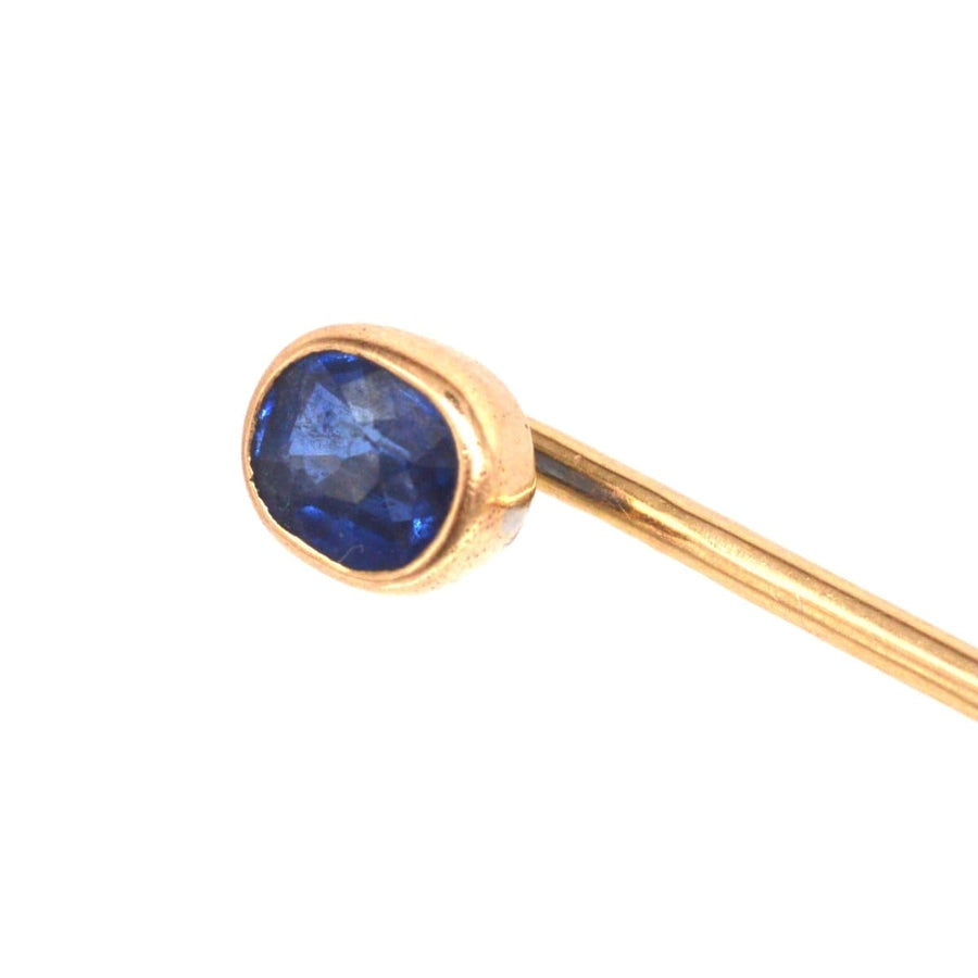 14ct gold tie pin featuring a vibrant blue sapphire, showcasing fine Austro-Hungarian craftsmanship.
